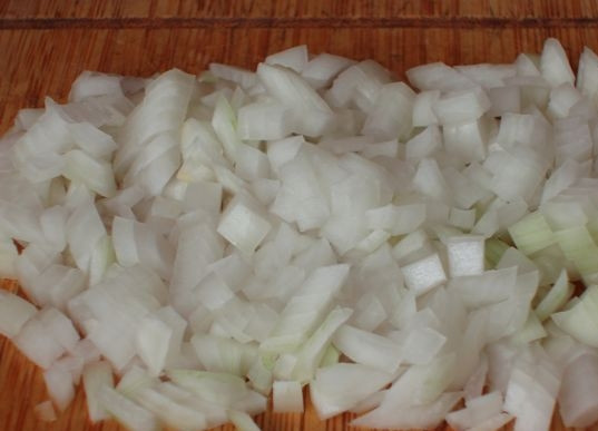1. Этап. Вешенки с рисом: 6. Очистите и измельчите луковицу.