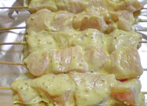 1. Этап. Куриные шашлычки в духовке на шпажках: Противень застелите фольгой. Мясо необходимо нанизать на шпажки. Поставьте противень в разогретую до 250 градусов духовку. Включите верхний гриль. Жарьте до готовности, переворачивайте время от времени шпажки.