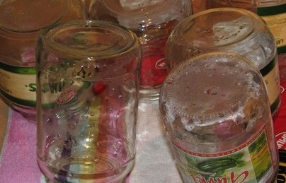 1. Этап. Маринованные огурцы сладкие: Подготовить банки и просушить.