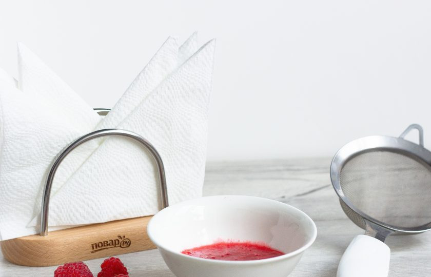 1. Этап. Коктейль с шампанским и малиной: Малину перетрите через мелкое сито, чтобы избавиться от косточек.