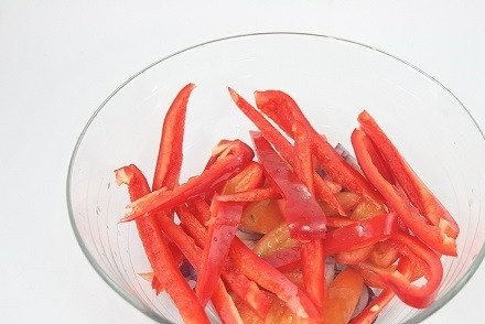 1. Этап. Сырный салат с ветчиной и овощами: Перекладываем овощи в салатник, слегка посолим, перемешаем.