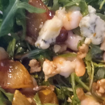 Салат с креветками и грушей