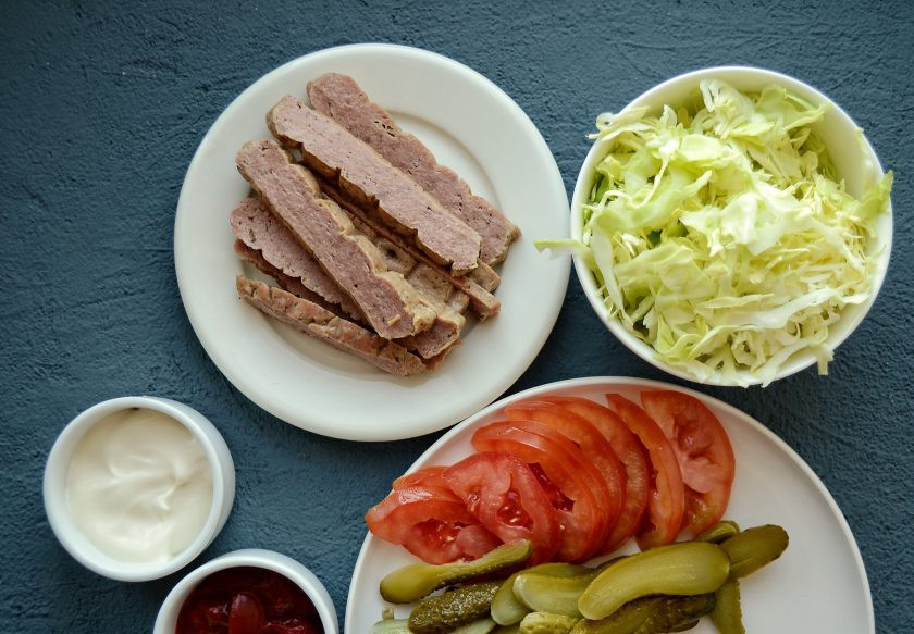 1. Этап. Постная шаурма: Сейтан, помидор и огурчики нарежьте на тонкие ломтики. Капусту мелко нашинкуйте.