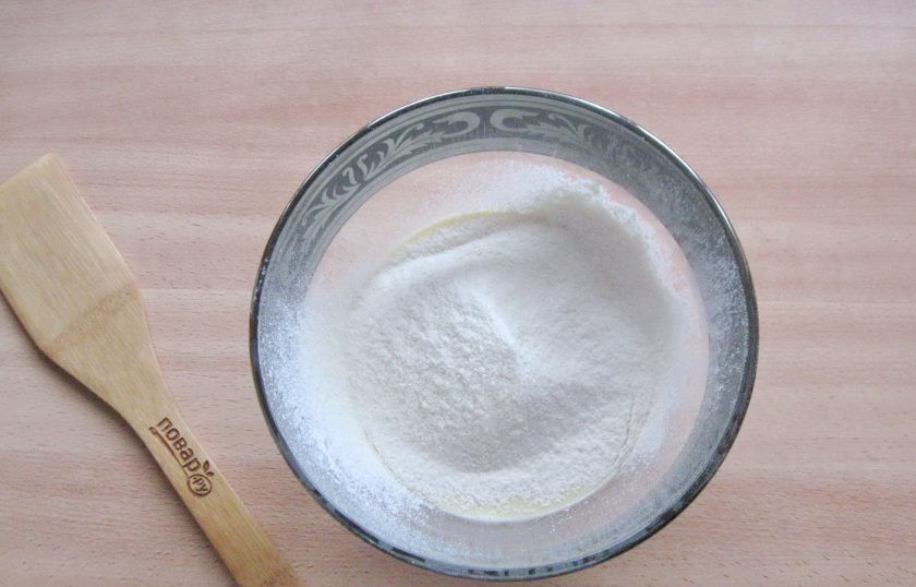 1. Этап. Сливочный хлеб: Насыпьте соль и просеянную муку.