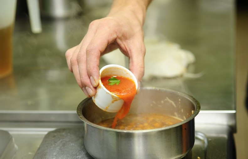 1. Этап. Суп из лисичек с фасолью: Затем добавляем томатную пасту.