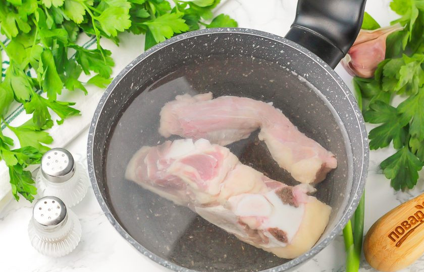 1. Этап. Китайский говяжий бульон: Промойте мясо и срежьте пленки, жилы. Выложите в казан или кастрюлю, ковш с антипригарным дном. Влейте холодную воду и поместите емкость на плиту. Чтобы получить вкусный бульон, добавлять нужно именно холодную воду, чтобы мясо не 