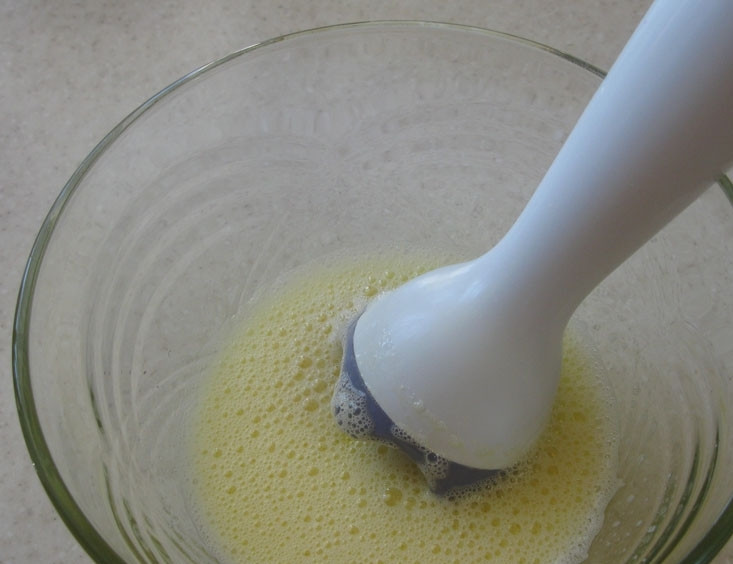 1. Этап. Брауни с творогом: 2. Взбейте яйца с сахаром на большой скорости миксера. Добавьте к массе ванильный сахар и соли по вкусу (я потратила две небольшие щепотки).