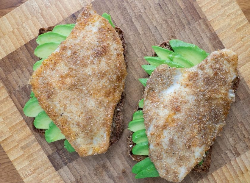 1. Этап. Панированная камбала с авокадо: Я предлагаю подавать рыбу с хлебом, в виде бутерброда. Выложите на ломтик хлеба авокадо, а сверху рыбу. Ешьте бутерброды тёплыми. Приятного аппетита!