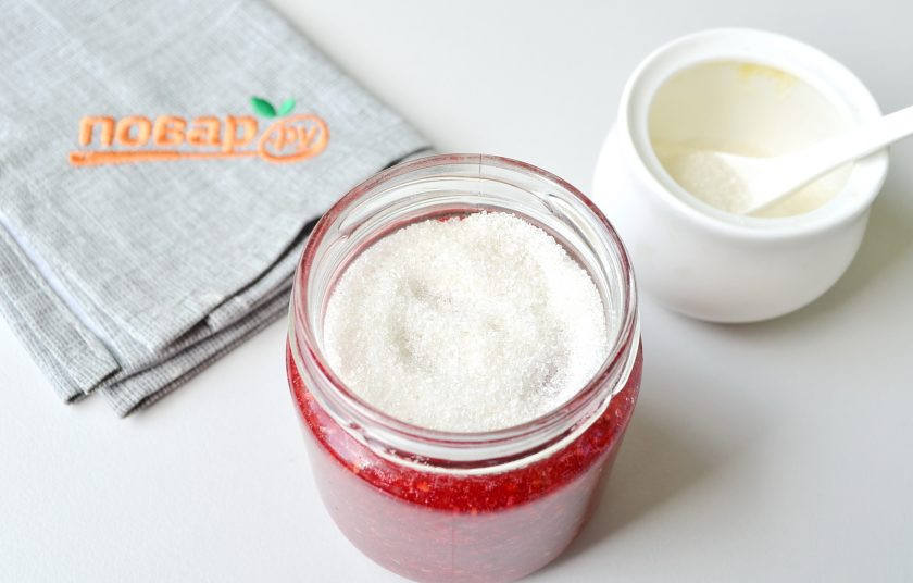 1. Этап. Малина с сахаром: 5. Поверх малины положите по 1 ст.л ложке с горкой сахара и плотно закрутите банки или накройте капроновыми крышками. Сахарная пленочка поможет дольше сохранить малину.