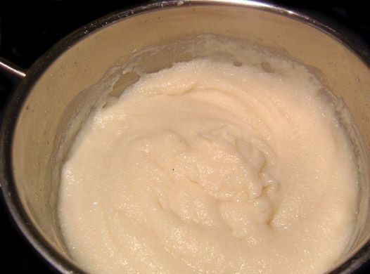 1. Этап. Манные биточки: Варим манную кашу. Для этого вскипятим молоко, тонкой струйкой и хорошо помешивая всыпаем манную крупу. Солим, добавляем сахар и ванильный сахар. Варим минут 5 после закипания. Отставляем кашу остывать.