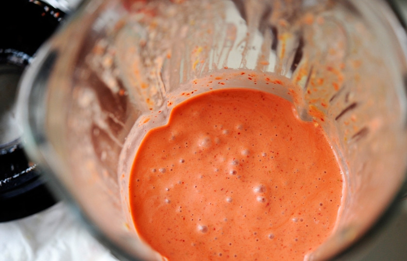 1. Этап. Клубнично-бальзамическая заправка: 4. Готовую клубнично-бальзамическую заправку подсолите немного. Все готово. Можно пробовать, что получилось.