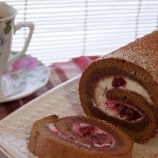 Бисквитный рулет с вишней