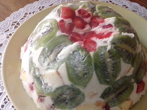 1. Этап. Торт Летний с желатином: Снимаем пленку и торт готов! Можно украсить его сверху - посыпать тертым шоколадом, или сделать глазурь. Но по мне он и так хорош :)