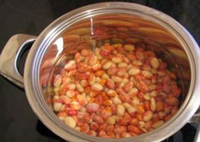 1. Этап. Красная фасоль в горшочке: 2. Разбухшую фасоль варим на медленном огне. Если вода будет выкипать – ничего страшного, просто добавьте еще воды. При этом лучше вливать холодную воду. Если варить красную фасоль в скороварке, на этот процесс у Вас уйдет примерно 1 час.