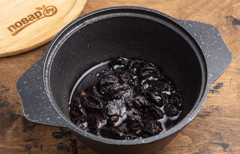 1. Этап. Соус из чернослива на зиму: Добавьте сахар и соль, влейте воду и доведите до кипения. Варите 7-8 минут на минимальном огне, периодически помешивайте.