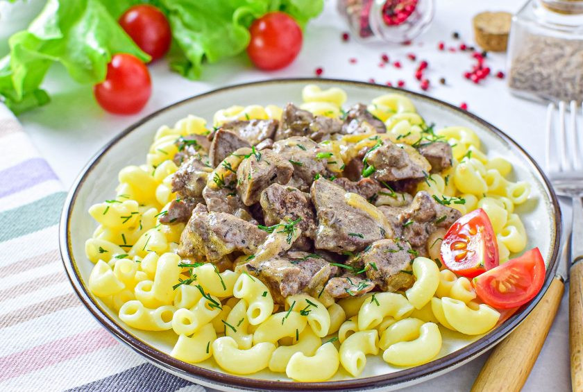 1. Этап. Куриная печень с макаронами: На тарелку выложите макароны, а сверху готовую куриную печень. Подавайте к столу в горячем виде. Приятного аппетита!