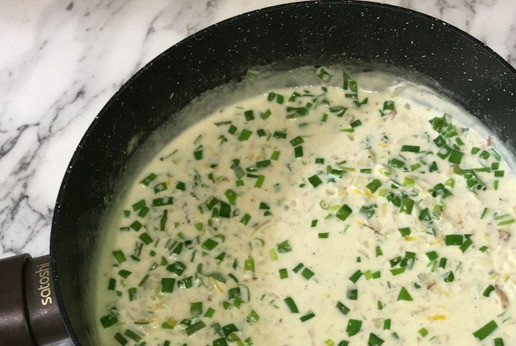 1. Этап. Рыба в сливочном соусе с цедрой: Снимите соус с огня, добавьте мелко нарезанный зеленый лук и перемешайте. Соус готов!