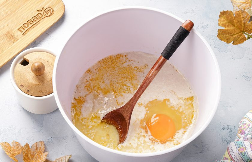 1. Этап. Булочка с посыпкой: Затем в дрожжевую смесь добавьте растопленное сливочное и растительное масло, одно яйцо, сахар, ванилин и соль.