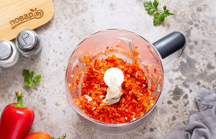 1. Этап. Помидоры в овощной заливке: Измельчите болгарский перец и чеснок в блендере или прокрутите в мясорубке с мелкой решеткой.