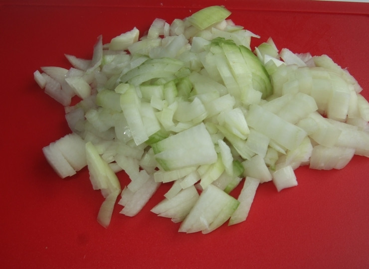 1. Этап. Уха из головы семги: Лук так же мелко режем.