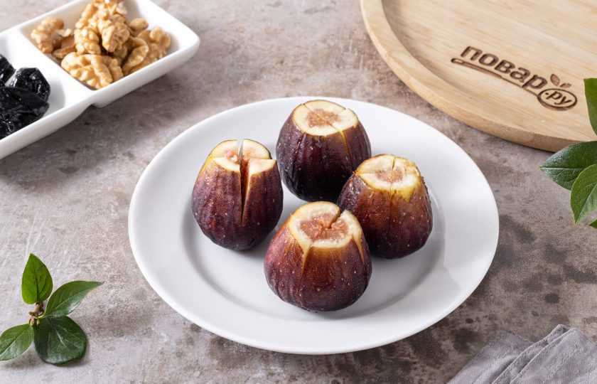 1. Этап. Инжир с черносливом: Инжир помойте, обсушите, сделайте надрезы крест-накрест.