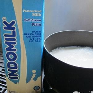 1. Этап. Шоколадно-кокосовые конфеты: 1. Кокосовое молоко в небольшой кастрюльке варить примерно 5 минут до легкого загустения. В кипящее кокосовое молоко добавить кусочки белого шоколада и варить до полного его растворения.