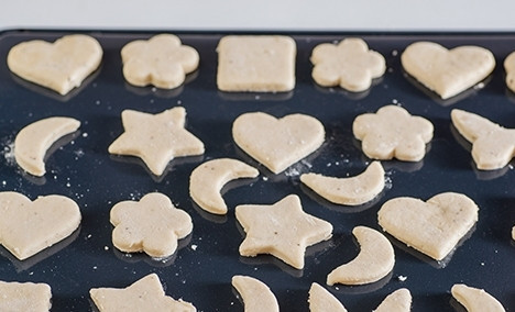 1. Этап. Домашнее печенье на сметане: Вырежьте из теста печенья формочками и уложите их на противень, присыпанный мукой.