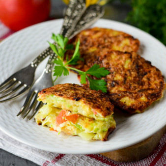 Оладьи из кабачков и помидоров