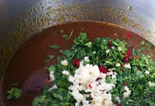 1. Этап. Соус ткемали с аджикой: Промойте зелень с перцем, мелко их нарежьте. Чеснок почистите и измельчите. Все ингредиенты добавьте в соус и выключите огонь.