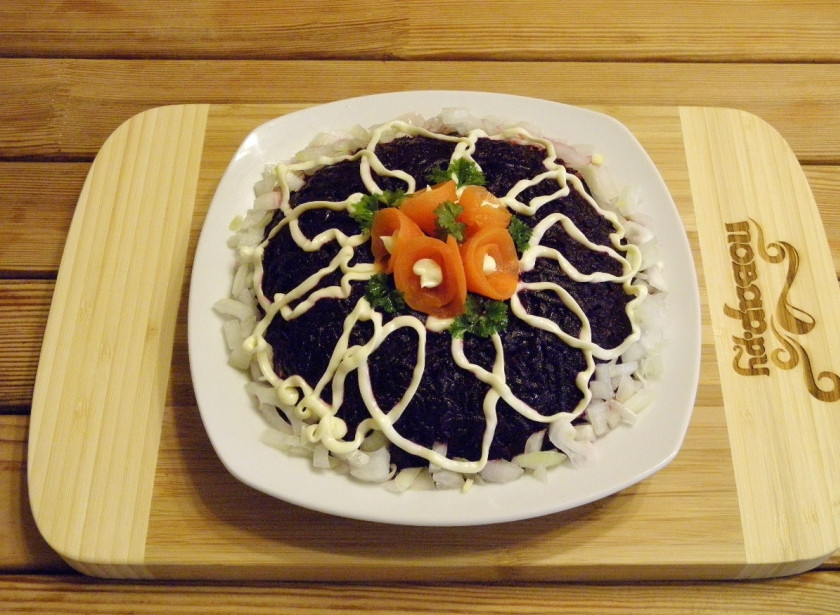 1. Этап. Селедка под шубой без яиц: Последний слой - свекла и украшение. Украшайте тем, что есть под рукой. Я украсила маринованным луком, майонезом и морковью. Приятного аппетита!