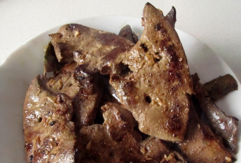 1. Этап. Жареная телячья печень: Достаньте немного обжаренную телячью печень, выложите на тарелку и отставьте в сторону.