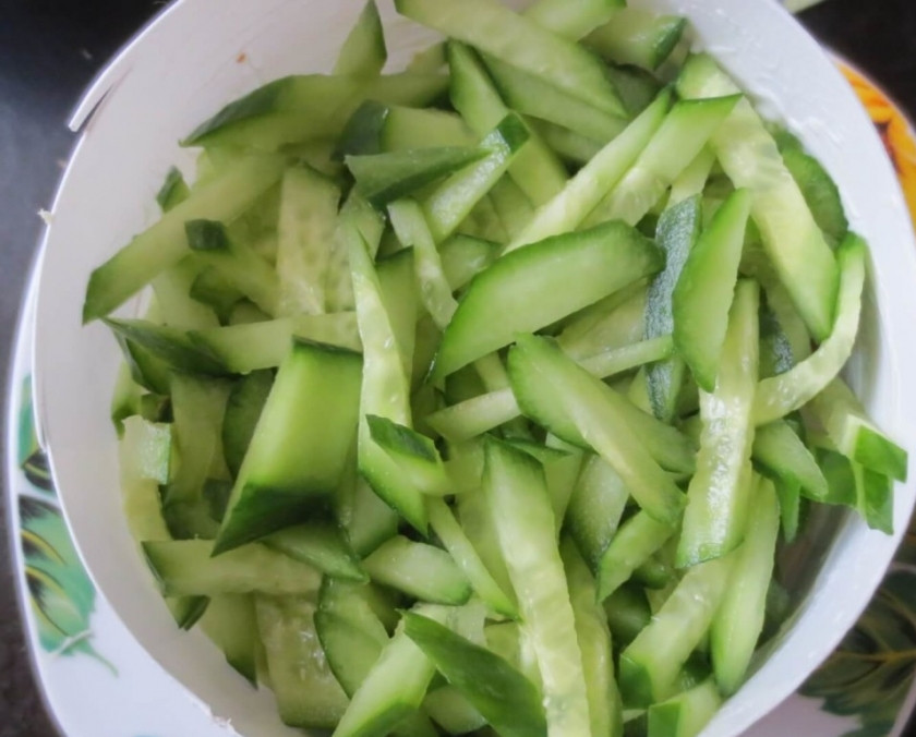 1. Этап. Салат с курицей, и грибами, и огурцами: Выложите огурцы, смажьте и их майонезом.