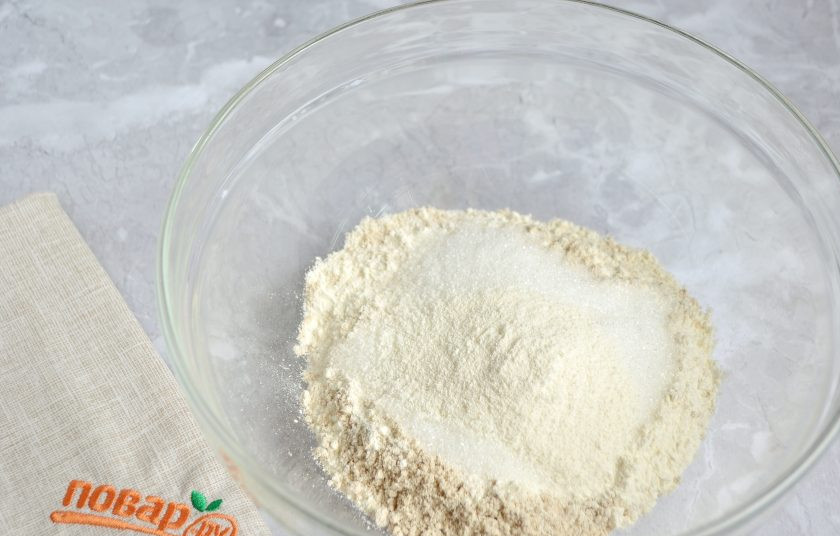 1. Этап. Полезные тыквенные панкейки: 2. В большой миске смешайте два вида муки, сахар и разрыхлитель теста.