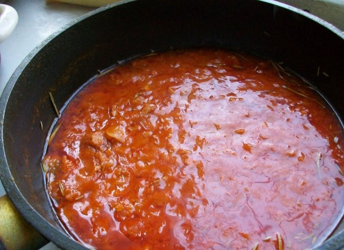 1. Этап. Подлива с сардельками: 5. Затем туда же добавьте томатную пасту и около 300 мл воды, хорошо перемешайте. Доведите всё до кипения, а затем вылейте подливу к сарделькам с овощами. Поставьте сковороду на маленький огонь и тушите подливу, пока не получите нужную консистенцию.