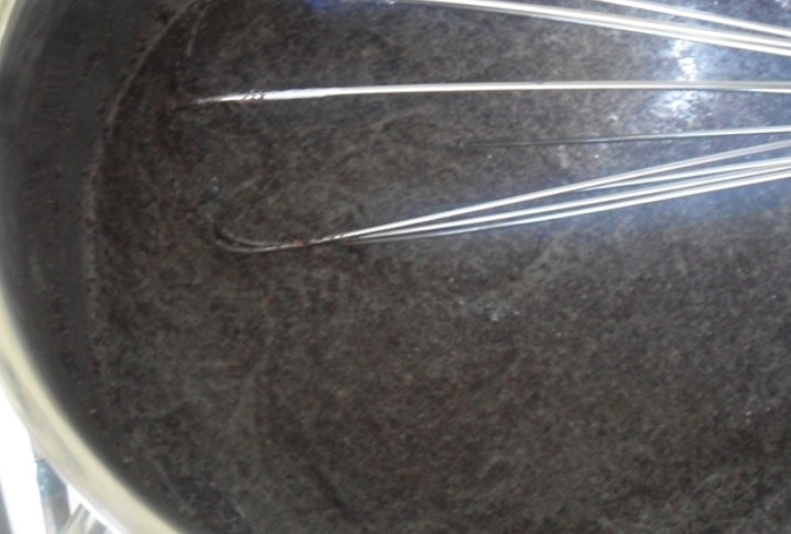 1. Этап. Маковый пирог: В кастрюльке прогреваем молоко, добавляем сахар, мак с манкой. Варим на медленном огне 8 минут.