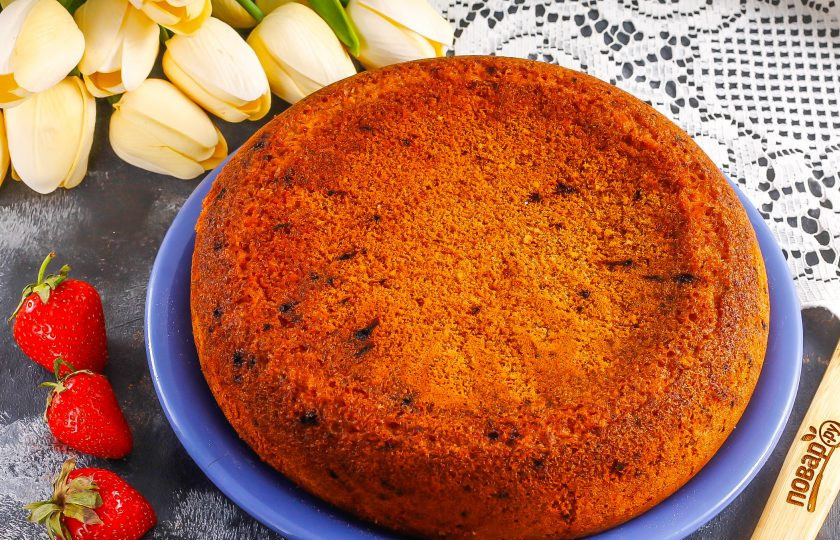 1. Этап. Японский торт с клубникой: Смажьте форму растительным маслом без аромата или сливочным, влейте в нее тесто и испеките примерно 20-25 минут до румяности, проверяя деревянной шпажкой на готовность. Выложите форму на бок, чтобы бисквит остыл, но не опал.