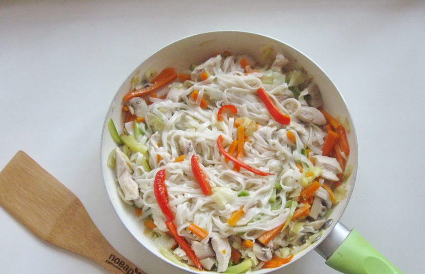 1. Этап. Яки удон: В сковороду с овощами и курицей добавьте сваренный удон и перемешайте.