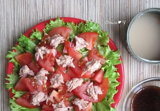 1. Этап. Салат Тунец в красном: На листья салата выложите нарезанные помидоры, затем филе тунца, немного отжимая от лишней жидкости.
