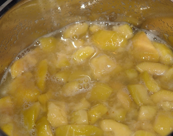 1. Этап. Соус из фейхоа: Переложите их в сотейник, залейте водой. Доведите до кипения, а затем варите, пока ваши ягоды не размякнут. Пену, которая образуется при кипении, убирайте.