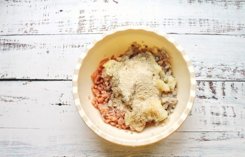 1. Этап. Котлеты из трески и лосося: Выложите в миску панировочные сухари, перемешайте и оставьте на 15 минут.