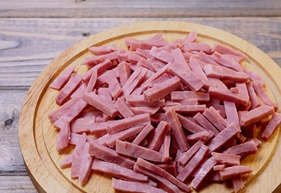 1. Этап. Паста с ветчиной и грибами: Ветчину нарезаем как нравится: можно соломкой, можно кубиками.