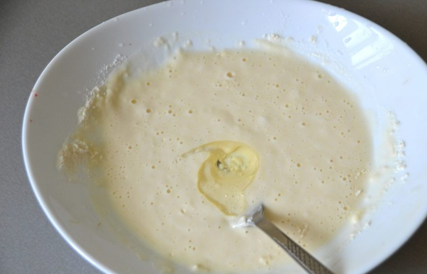 1. Этап. Кальмары в чесночном соусе: Приготовьте кляр из 2 ст. ложек муки, 1 ст. ложки крахмала, разрыхлителя и воды. Добавьте столовую ложку растительного масла, перемешайте.