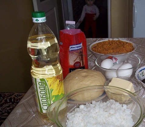 1. Этап. Губадия с рисом и изюмом: Отварите рис, откиньте его на сито. Изюм очистите и промойте, откиньте на сито. Яйца варим вкрутую, очищаем.