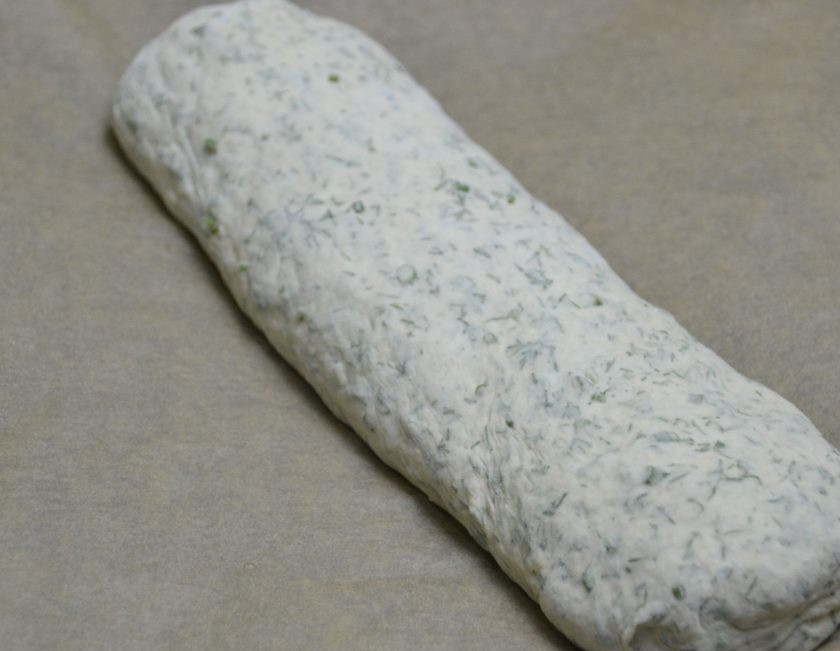 1. Этап. Хлеб с укропом: Заверните тесто в рулон, хорошо скрепите край теста, подкатайте в 