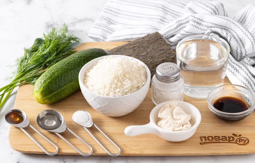 1. Этап. Онигири с огурцом: Подготовьте все ингредиенты.