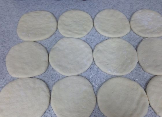 1. Этап. Сербский хлеб: 8. Затем из шариков сделайте толстые 