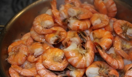 1. Этап. Севиче из креветок: Далее промойте креветки, остудите. Очистите их от панциря. Удалите чёрную вену. Панцири прокипятите в слитой воде 6 минут. Бульон процедите.