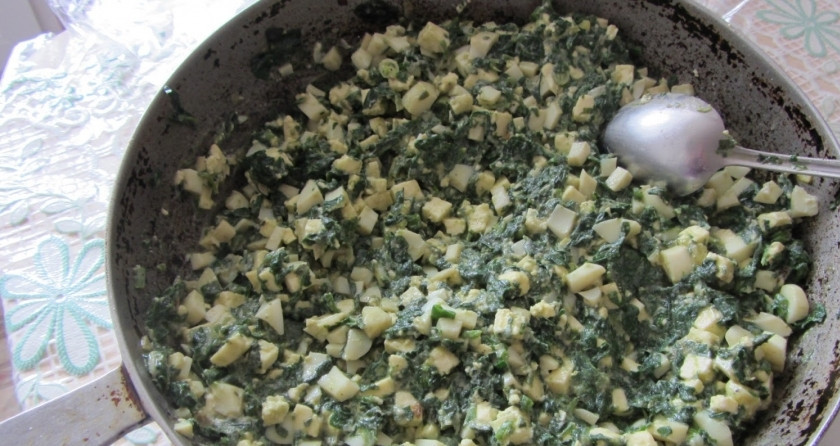 1. Этап. Слоеный пирог со шпинатом: Затем шпинат отставляем с огня и ждем пока он остынет. Далее к нему добавляем нарезанные мелкими кубиками сыр и варенное яйцо. Солим и перчим по вкусу.