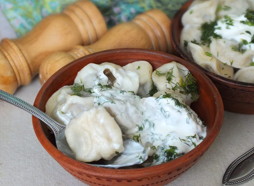 1. Этап. Пельмени с укропом: Готовые пельмени подавайте горячими со сметаной или бульоном. Приятного аппетита!