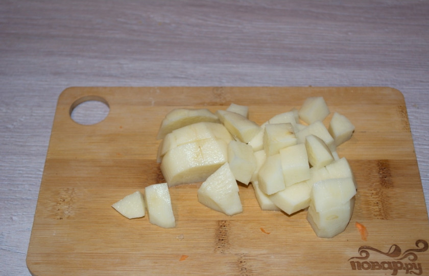1. Этап. Свекольник постный: 5. Картофель очистите и измельчите, нарежьте на небольшие кубики. Пока овощи тушатся, поместите картофель в кастрюлю. Залейте водой и поставьте вариться.